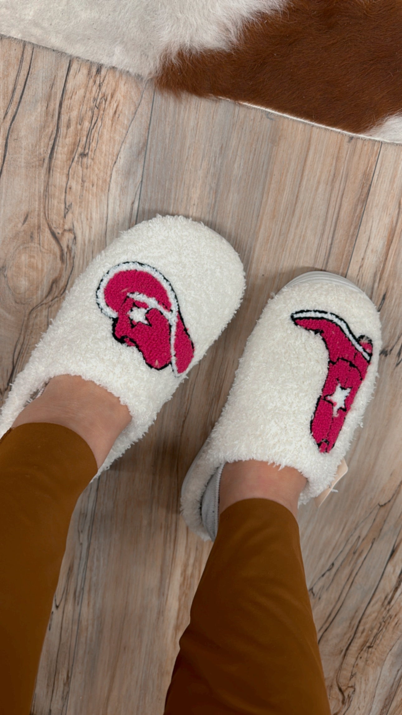 FLUFFY SLIPPERS BOOT AND COWBOY HAT