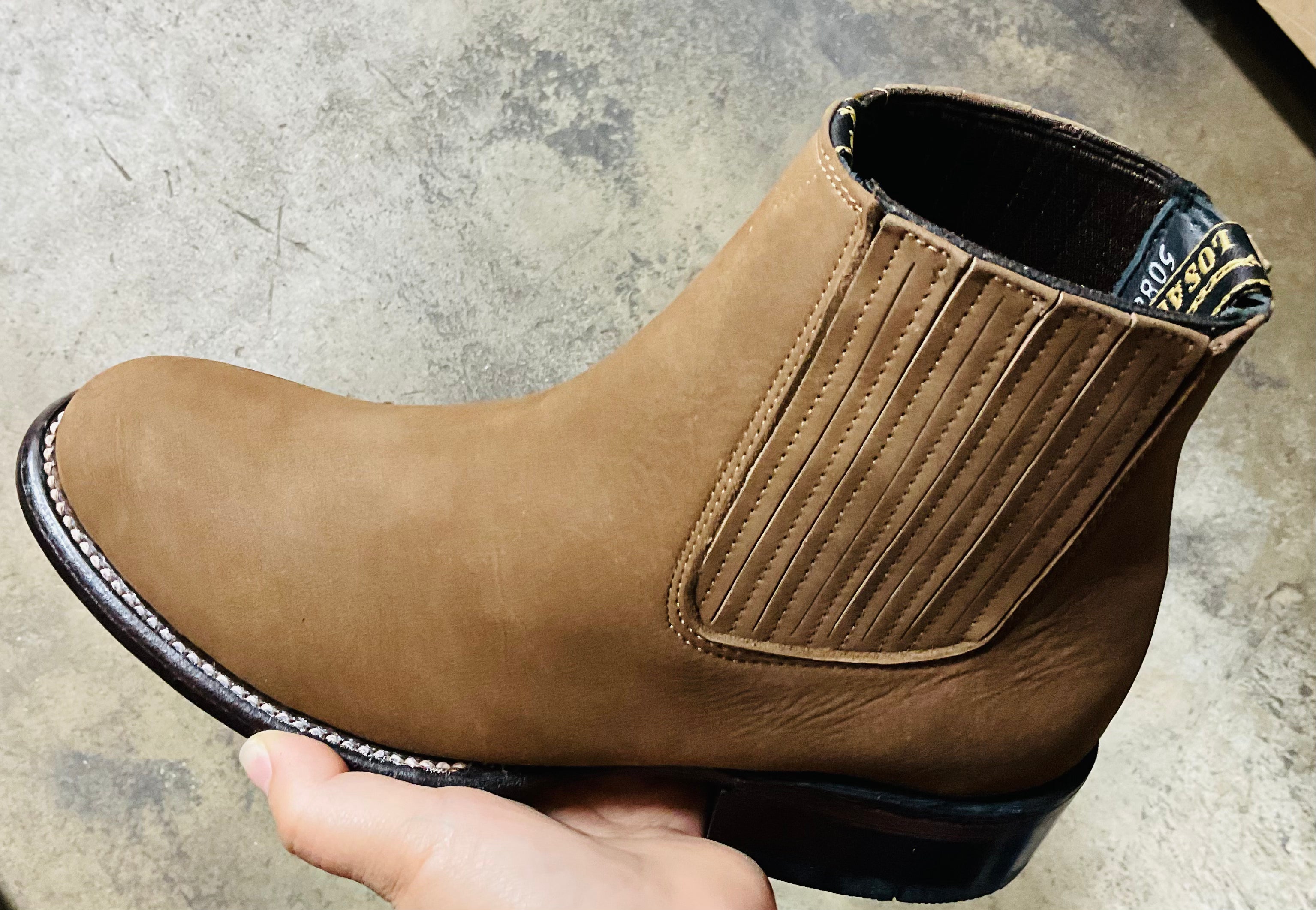 50B6361 BOTIN PUNTA OVAL NOBUCK TOPO