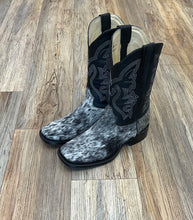 Load image into Gallery viewer, “ Alan “ | COWHIDE WHITE AND BLACK BOOTS BLACK SOLE mbkxmb
