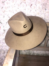 Load image into Gallery viewer, Charlie 1 horse hat highways (sand)