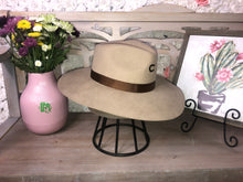 Load image into Gallery viewer, Charlie 1 horse hat highways (sand)